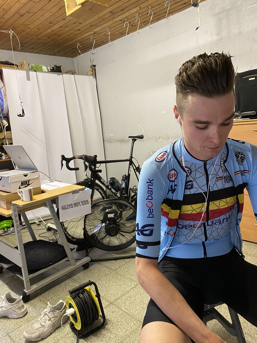 Ze zeggen wel eens “het kampioenschap is in mijn achtertuin” wel bij mij is dat dus in mijn garage hè 🤪! #Watopia2020 <a href="/BELCyclingTeam/">Belgian Cycling Team</a> <a href="/UCI_cycling/">UCI</a> <a href="/zunjei/">Julien Van den Brande</a> <a href="/sporza_koers/">Sporza 🚴</a> #eracingissuffering