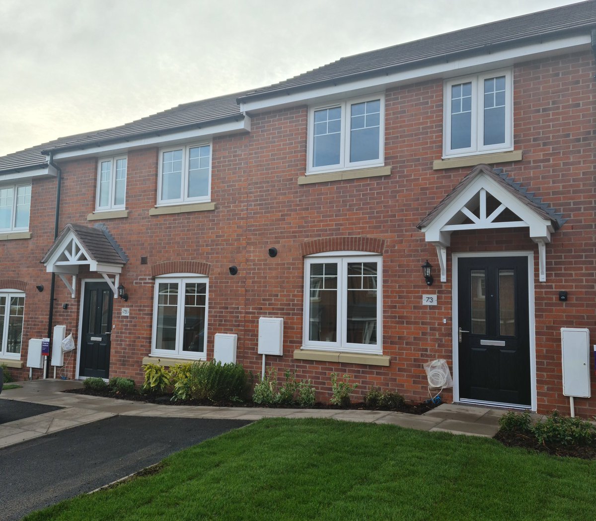 EricaHillmanSW's tweet photo. 🏡 Galley Common, Nuneaton. 
Today we successfully took handover of 3 affordable rent houses 🔑🏘️ Great to have 3 families in their new homes before Christmas ⭐🎄@StonewaterUK
Thanks to @TaylorWimpey @TaylorLewis_SW https://t.co/0LI7OwW586