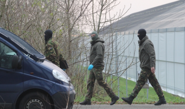 Politie en Defensie vallen pand in Erica binnen - ..