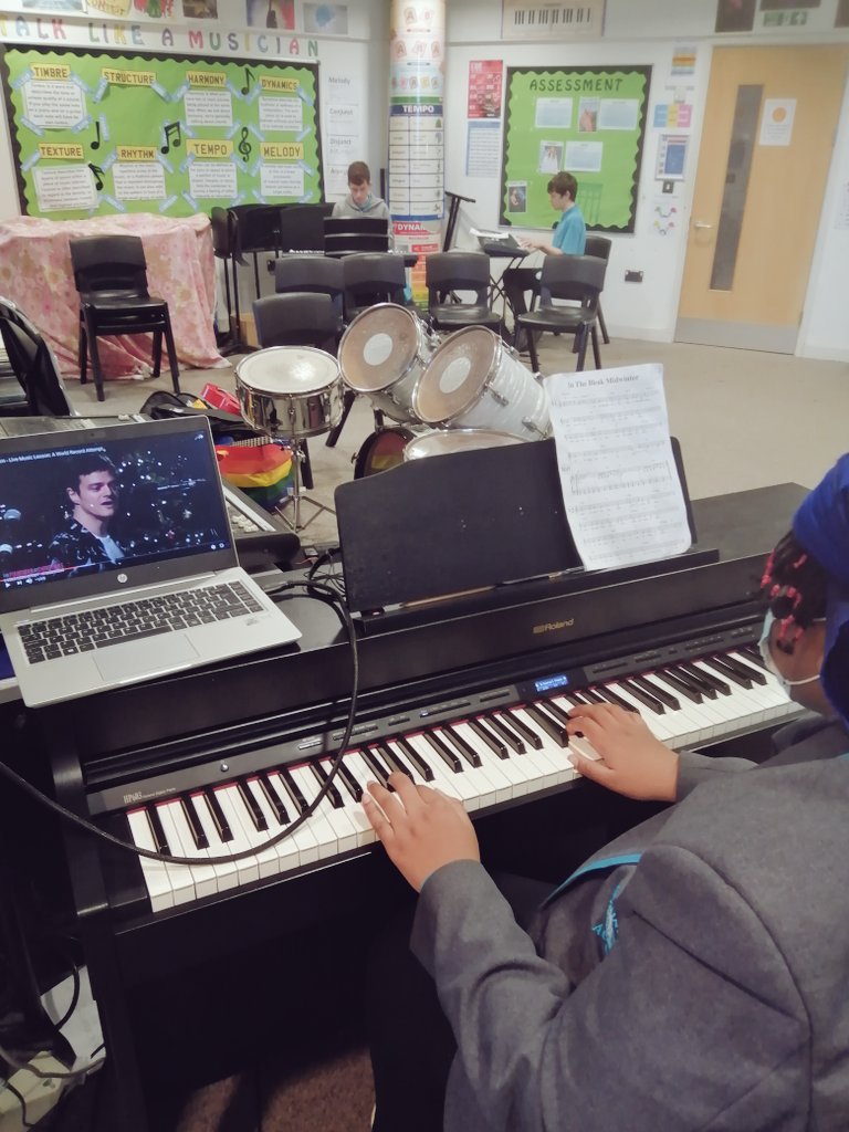 HAMusicDept's tweet photo. @hastingsacademy students joining in with @jamiecullum's Guinness Record attempt for the largest music lesson ever held, loving the song choice, 'In The Bleak Midwinter' is a Christmas classic, feeling warm and festive now! https://t.co/ACVZTYeT3v