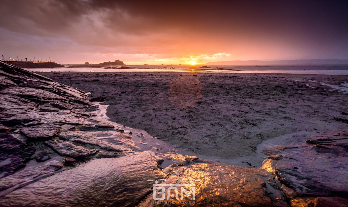 BamPerspectives's tweet photo. A few shots from last night’s amazing sunset!
Featuring @loveheritage Elizabeth Castle and @RadissonJersey
Prints etc available to purchase online:
https://t.co/t1dVUS5B67 https://t.co/F96mreMNVV