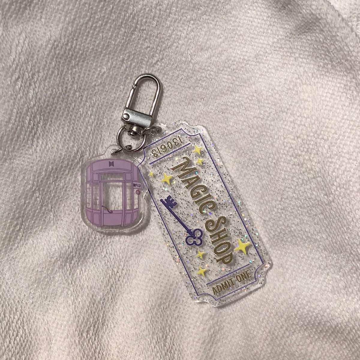 hardkore_co's tweet photo. Glitter keychain tersedia dalam 3 versi: 
DYNAMITE, MAGIC SHOP DAN LIFE GOES ON 

Keychain size:
Dynamite - 4.4 x 6.5 cm
Magic Shop - 3.4 x 7.4 cm
Life Goes On - 4 x 6.5 cm https://t.co/Rk0nPLHyk9