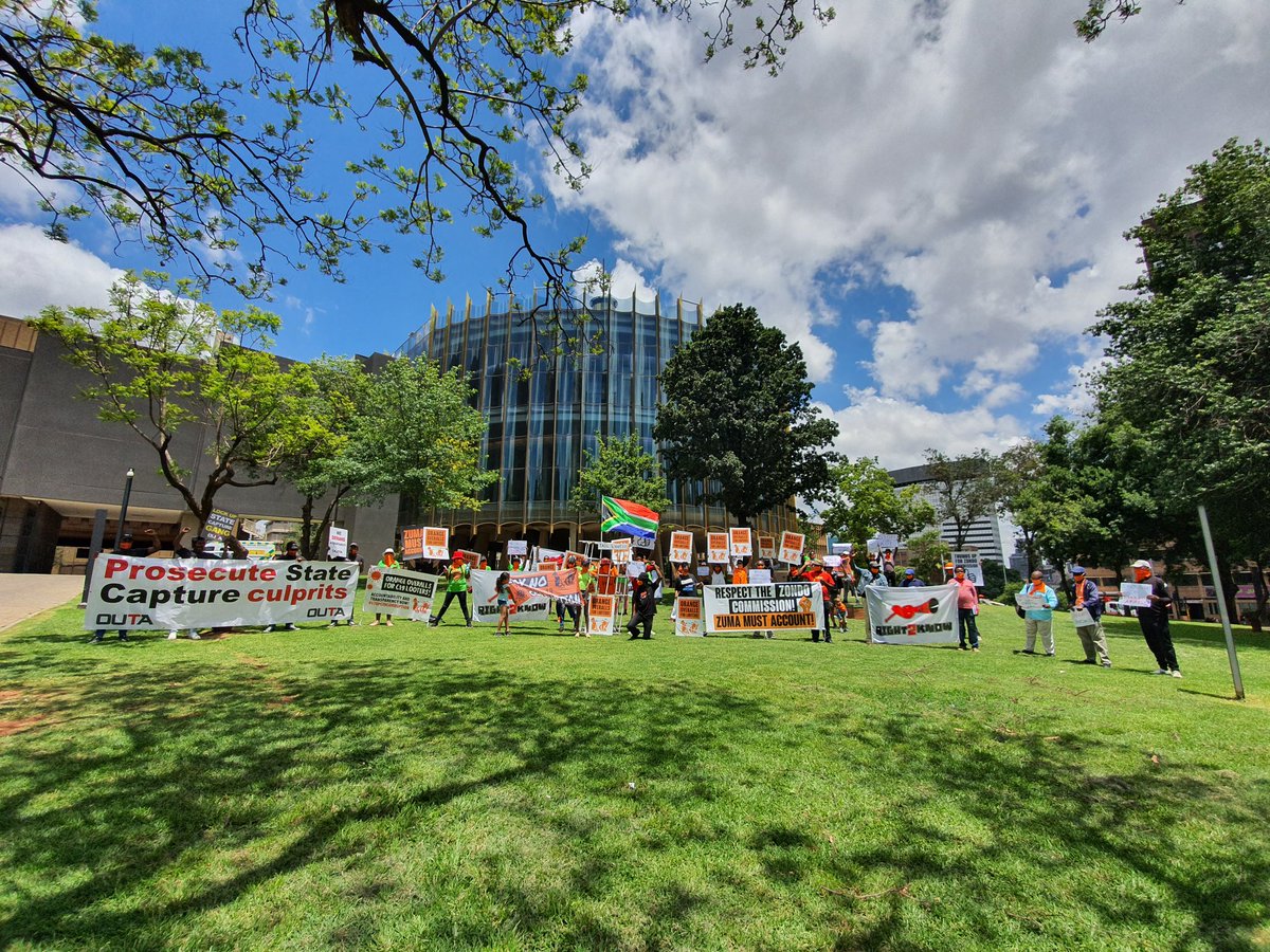 KathradaFound's tweet photo. Outside #ZondoCommission & Jhb City Council on Int. Anti-Corruption Day. Calls for accountability, particularly in municipalities; support for the Commission; whistleblowers
protection & #OrangeOveralls for looters. #Standuptocorruption
#RecoverWithIntegrity @r2kcampaign
@OUTASA https://t.co/JGhOOLOISJ