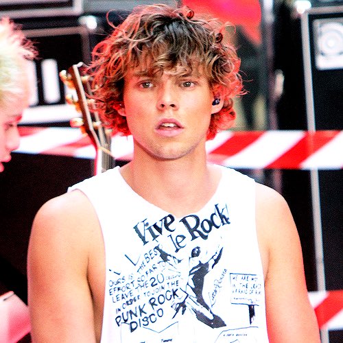G0LLAMADlSH's tweet photo. if 5sos were all 20 at the same time https://t.co/ep9eXbmWr6