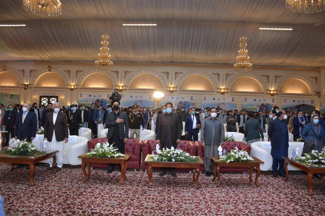 CMPunjabPK's tweet photo. سیالکوٹ: وزیراعظم @ImranKhanPTI نے وزیراعلی پنجاب @UsmanAKBuzdar کے ہمراہ کامیاب جوان پروگرام کے تحت چیک تقسیم کیے۔ 
▪︎کامیاب جوان پروگرام کے تحت کاروباری سرگرمیوں کیلئے قرضے دیئے جا رہے ہیں۔
#نیاسیالکوٹ_شکریہ_کپتان https://t.co/J55kCmN75o