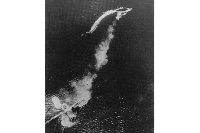 航空部隊は陸上攻撃機が主力となりマレー半島沖を北上する英海軍を空襲した。
この攻撃で戦艦プリンス・オブ・ウェールズ、巡洋戦艦レパルスが沈没。
日本の損害はわずか3機だった。

①一式陸上攻撃機
②プリンス・オブ・ウェールズ
③レパルス
④空襲を受ける2隻 