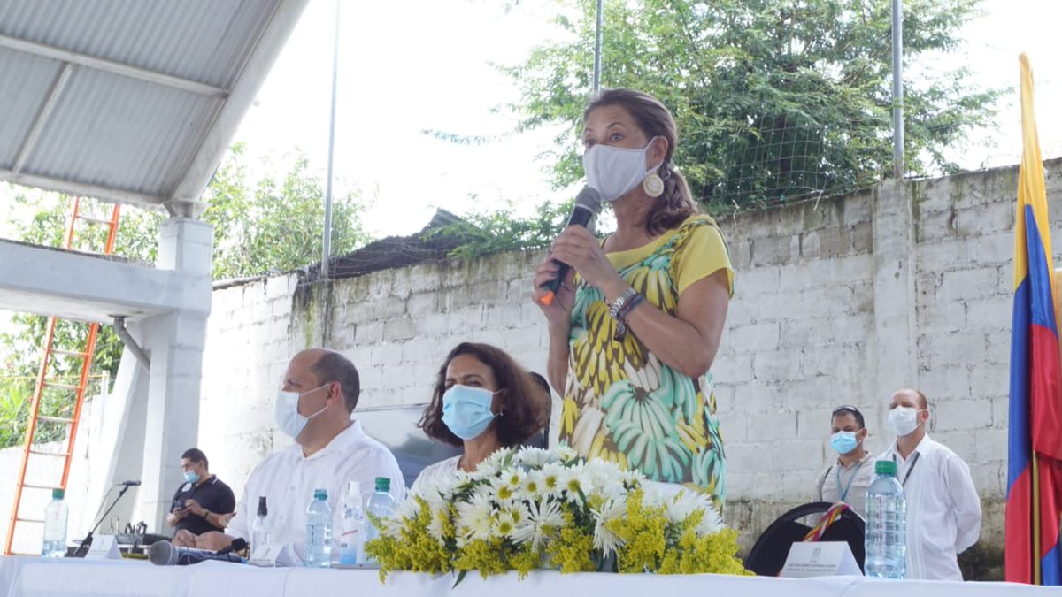 equidad_mujer's tweet photo. #AEstaHora Encuentro con lideresas sociales en #SanJuanNepomuceno (Bolívar) #MontesDeMaría es muestra del compromiso del Gobierno nacional con las mujeres que dedican su vida a los DD.HH. desde sus territorios, para que ellas puedan ejercer con garantías. #SemanaDDHH https://t.co/8CXqxd35I4