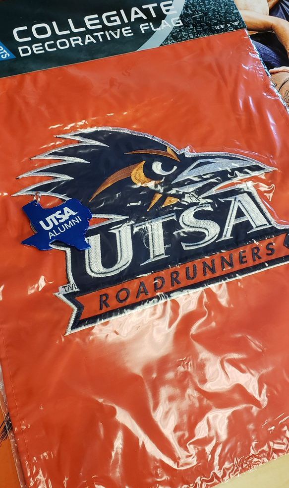 UTSAAlumni's tweet photo. On the 6th day of Alumni Cheer my association sent to me...

7 #UTSA flags!!!

Follow, RT, and tag a friend to be eligible to receive a gift and spread some holiday cheer🎁🤙(1 per winner) https://t.co/zrkOwVE4au
