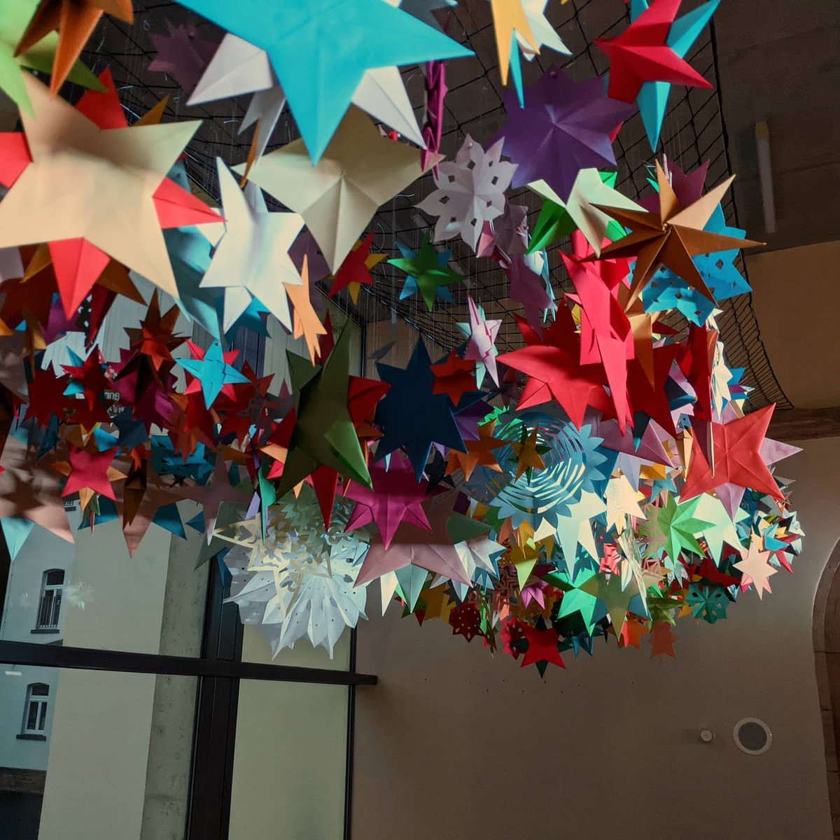 1000 Sterne, die unsere MitarbeiterInnen gebastelt haben, strahlen in unserem Foyer! ⭐