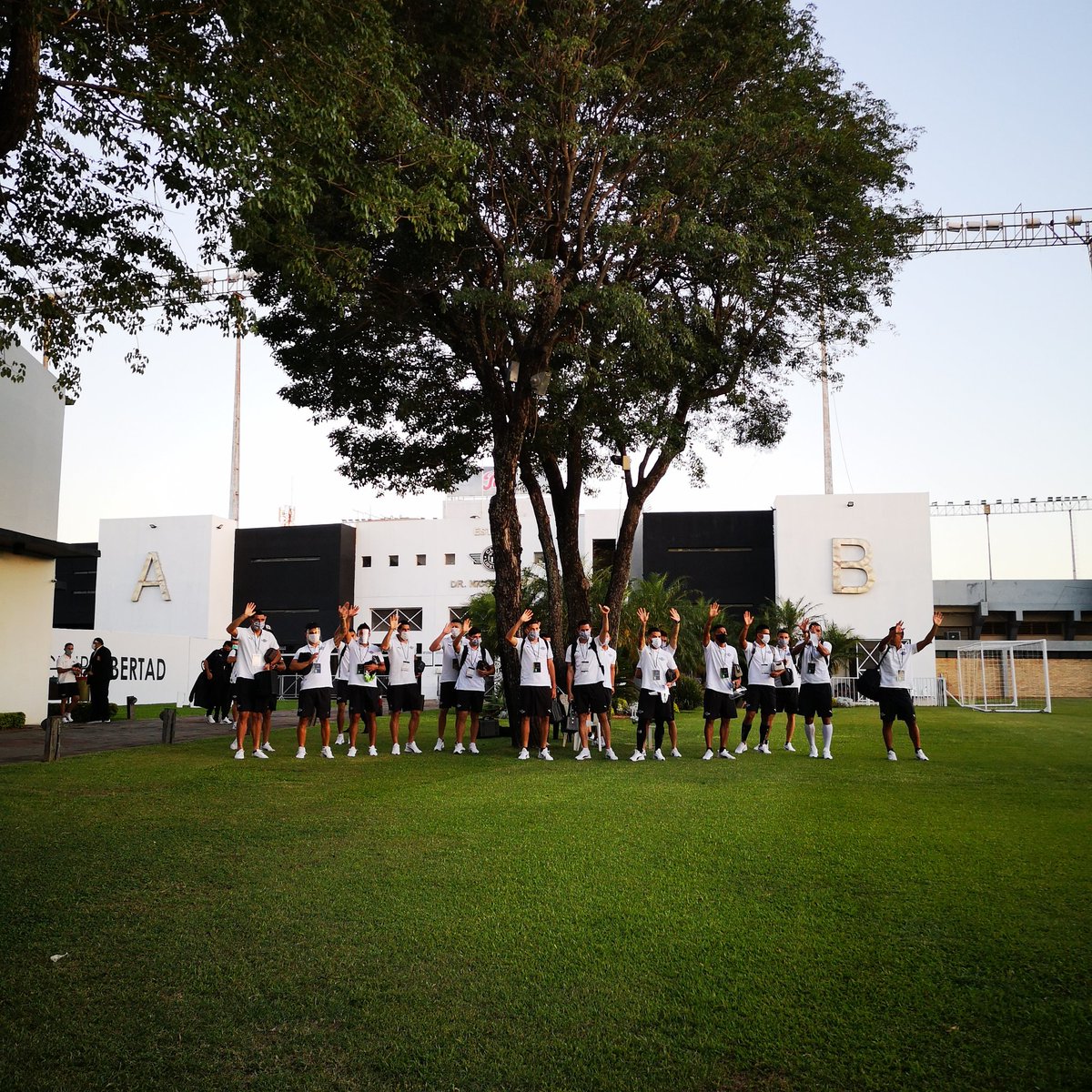 paoozuna1's tweet photo. #FOTOON el mejor momento del banderazo ๐ mira lo que sooon y despuรฉs el tremendo partidazo que se mandaron GRACIAS MUCHACHOS a dejar la vida en Brasil vamooos que se puedeee https://t.co/xPct7uj3ci