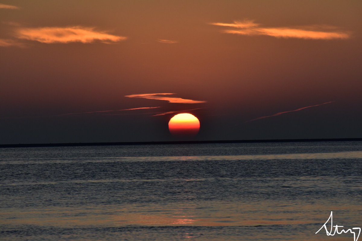 MKEPhotoSteve's tweet photo. Sunrise: 12/09/20 #MKELakefront
@LindseySlaterTV @s_barichello @KristenWeather @BrookeBrighton @SamKuffelWx @RebeccaSchuld @visitmilwaukee https://t.co/OSyhQH14iW