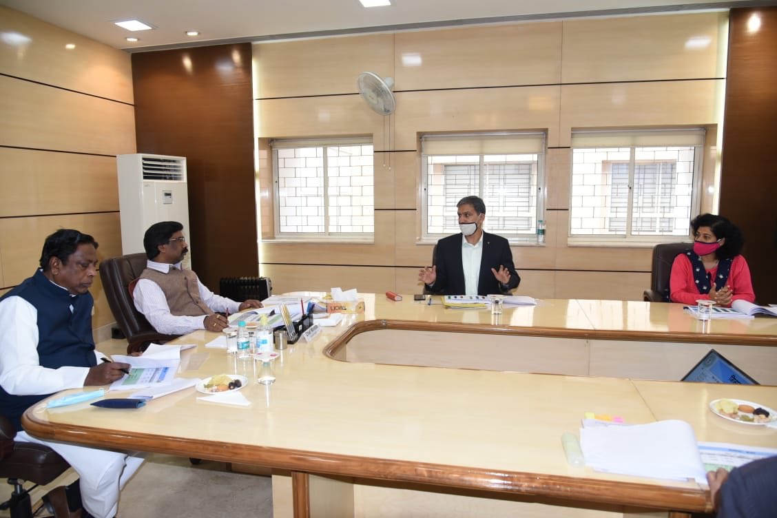 prdjharkhand's tweet photo. मुख्यमंत्री श्री @HemantSorenJMM ने ग्रामीण विकास विभाग की समीक्षा बैठक की, योजनाओं के संचालन को लेकर दिए कई अहम निर्देश.मुख्यमंत्री ने कहा मनरेगा के तहत न्यूनतम मजदूरी दर की राशि में बढ़ोत्तरी के लिए पहल होगी, 900 लाख मानव दिवस सृजित करने का है लक्ष्य। https://t.co/i3fiE3vZBm
