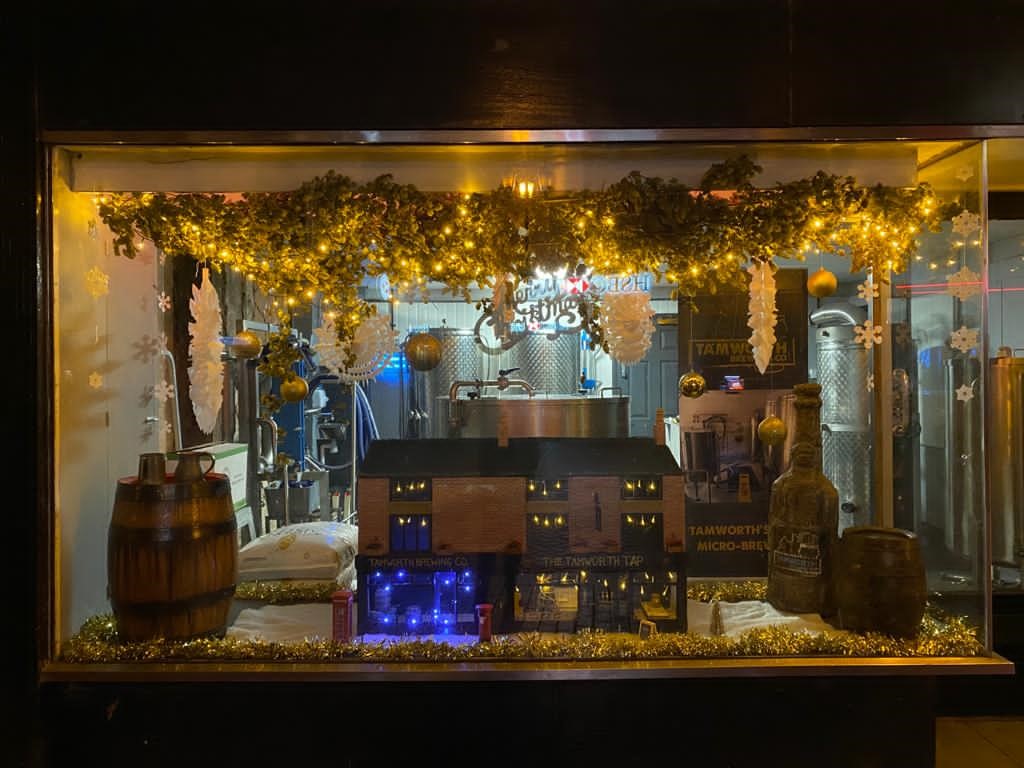 visittamworth's tweet photo. The fantastic Festive Window displays keep on coming! Thank you to the Tamworth Tap for this amazing effort. 😃
Voting opens this Friday, 11th December. Please head over to our Facebook page to vote for your favourite. 👍
#FestiveWindows #TamworthIsOpen https://t.co/Y5jvZOGRFq