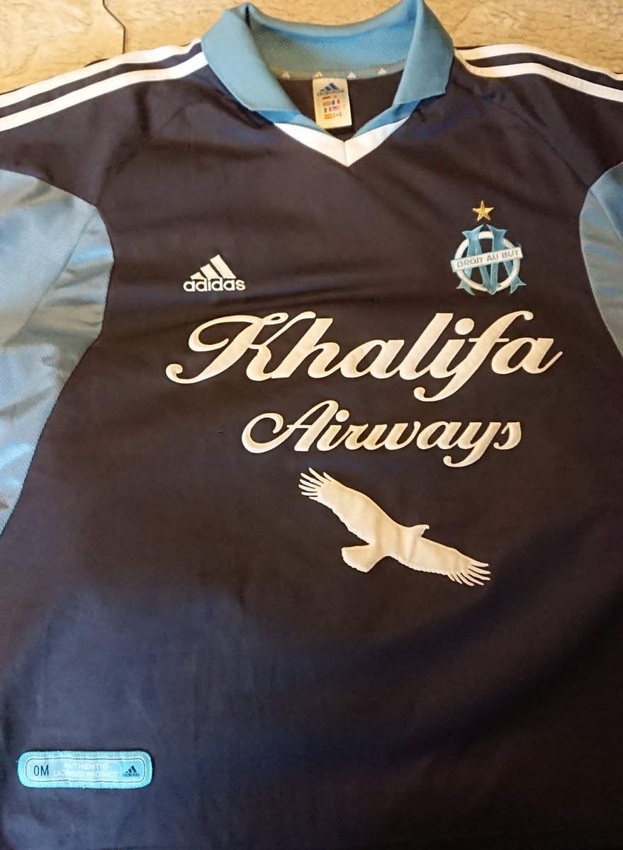 Aujourd'hui j'ai envie de vous parler de certains maillots qui me tient à coeur.Je vais commencer par l'un de mes premiers maillots de l'OmLe Khalifa maillot 2001
