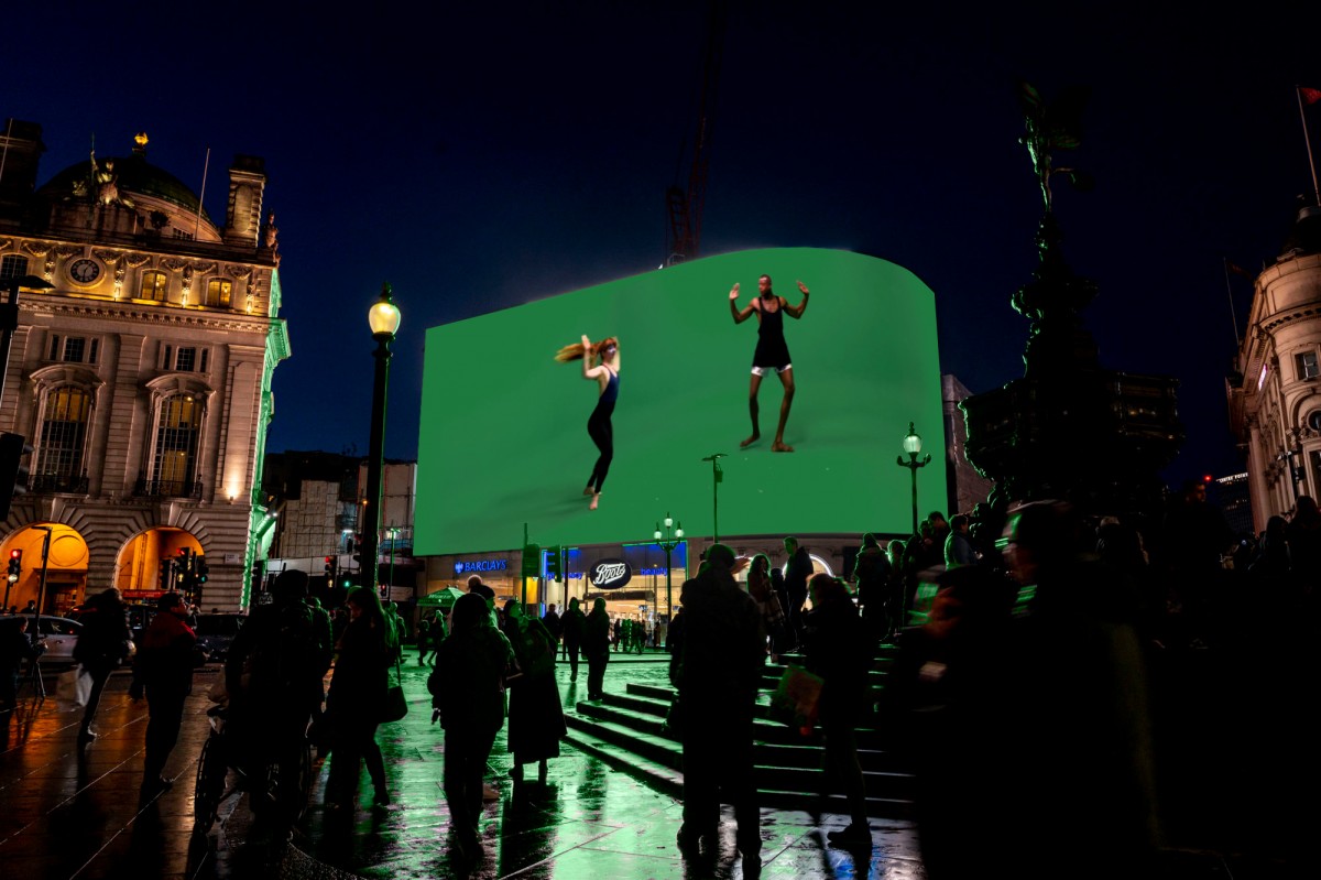 ChisenhaleGal's tweet photo. Check out Chisenhale Alum #EddiePeake new video work on London’s iconic landmark #PiccadillyCircus screen. The work explores themes of self-identity and relationships through the medium of abstract movement and dance. Screened at 8:20pm throughout Dec. Commissioned by #CircaArt https://t.co/XZSLIwRADu