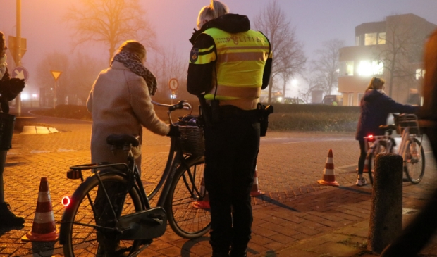 Boetes uitgedeeld tijdens controles op fietsverlichting in Krimpen - ..