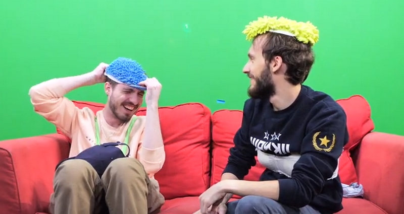 terracid's tweet image. Du coup là je viens d'apprendre que c'est pas des bonnets rigolos mais des serpillères pour la poussière.