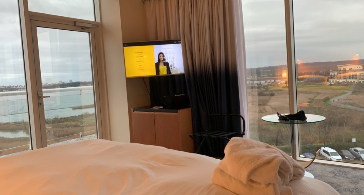 Sheldon_Owen's tweet photo. Cardiff for the night❤️ #StDavidsHotel #CardiffBay https://t.co/sys5IUyZGj