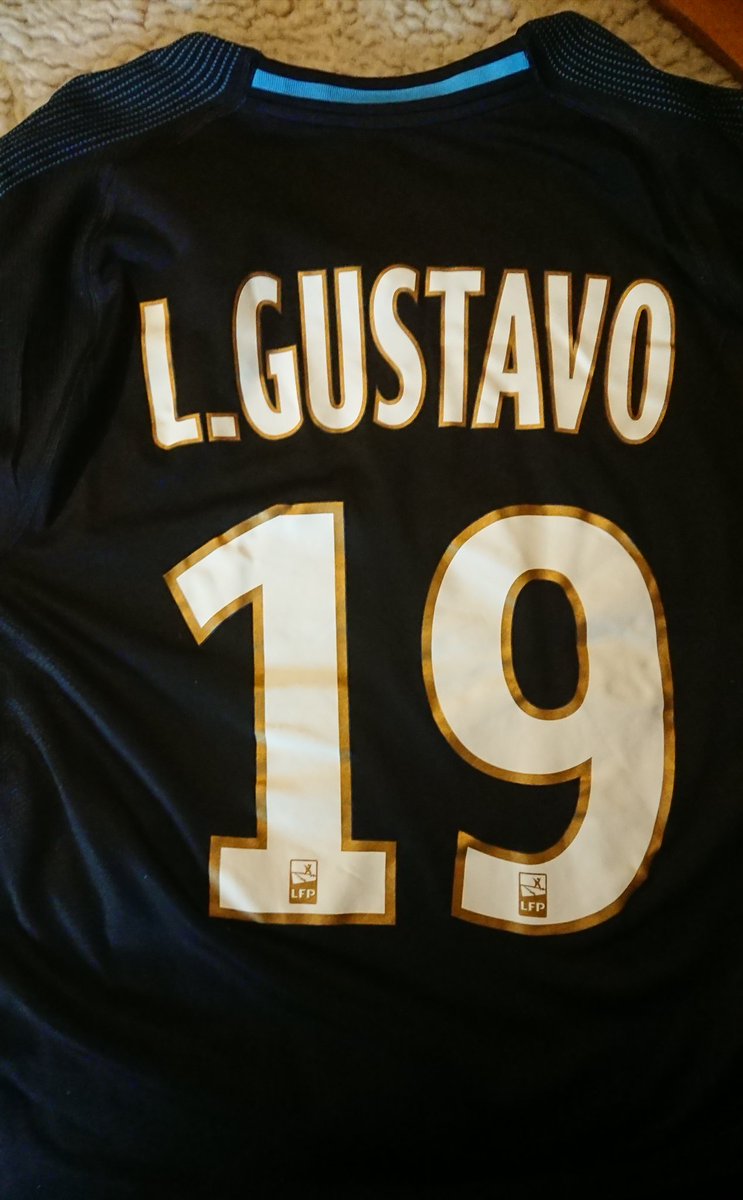 Mon 1er et seul maillot de match trop serrant bordel c'est un double Xxl