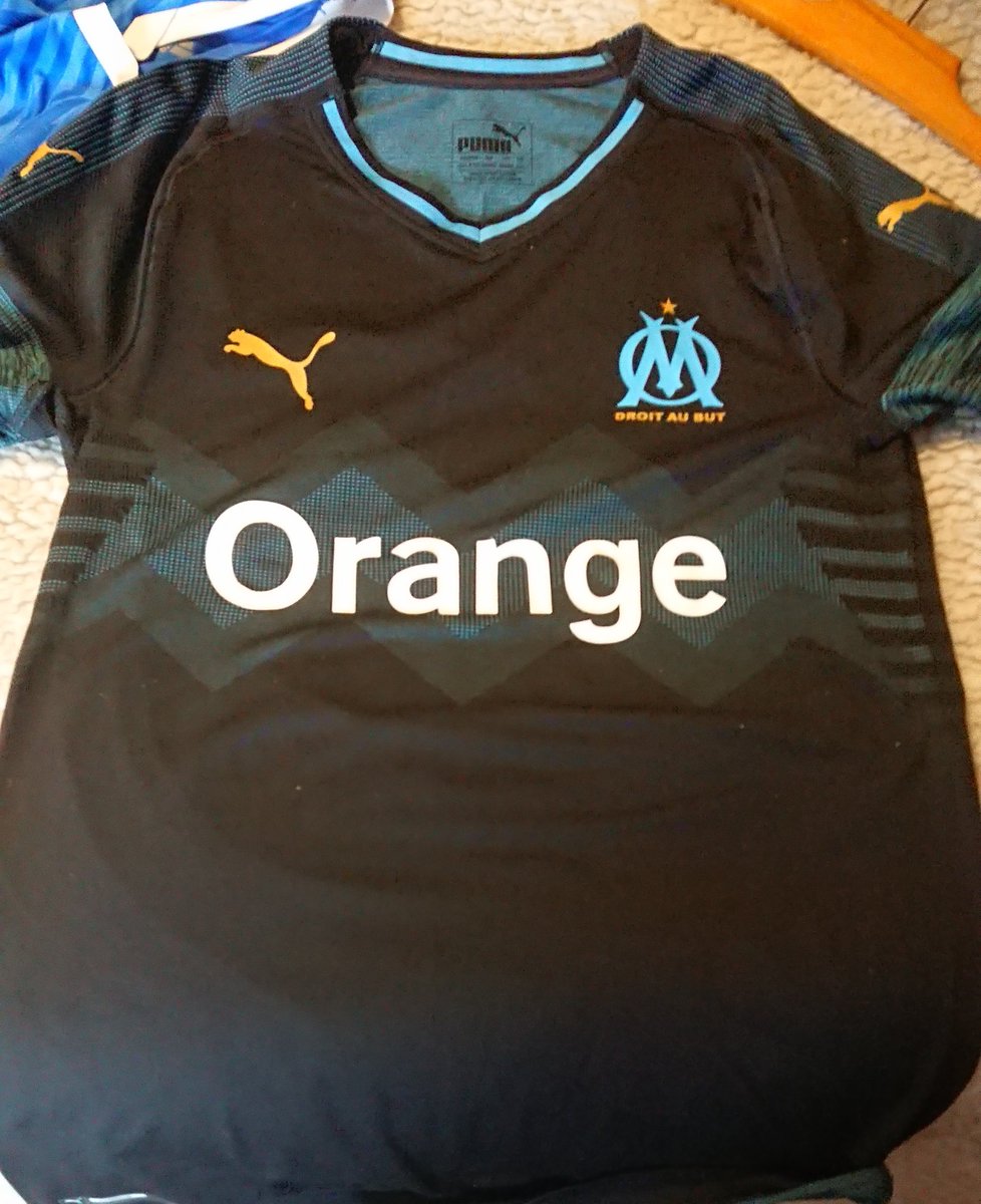 Mon 1er et seul maillot de match trop serrant bordel c'est un double Xxl