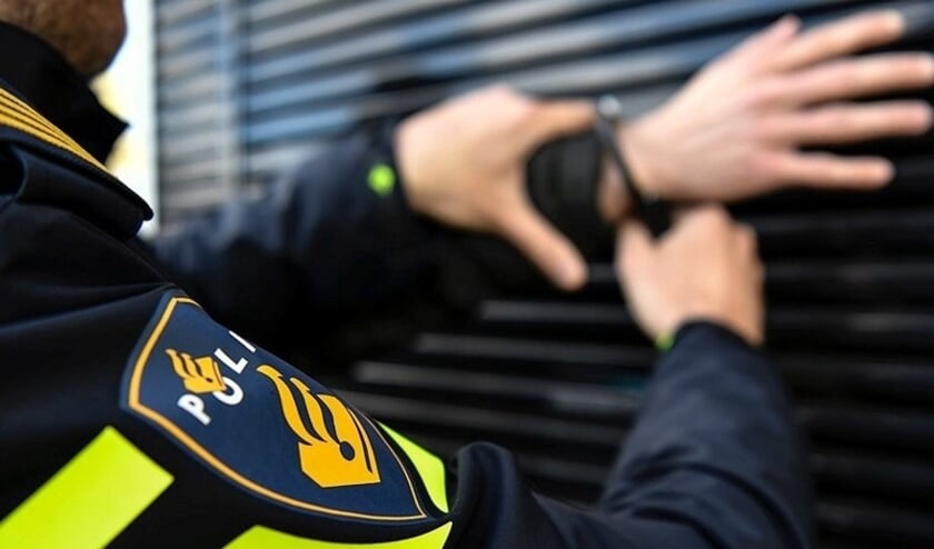 Verdachte aangehouden na beroven van Edenaar [EDE] Dankzij twee getuigen heeft de politie een 17-jarige Veenendaler aangehouden voor de beroving op een 18-jarige Edenaar op bij het Schrijverspark in Veenendaal...