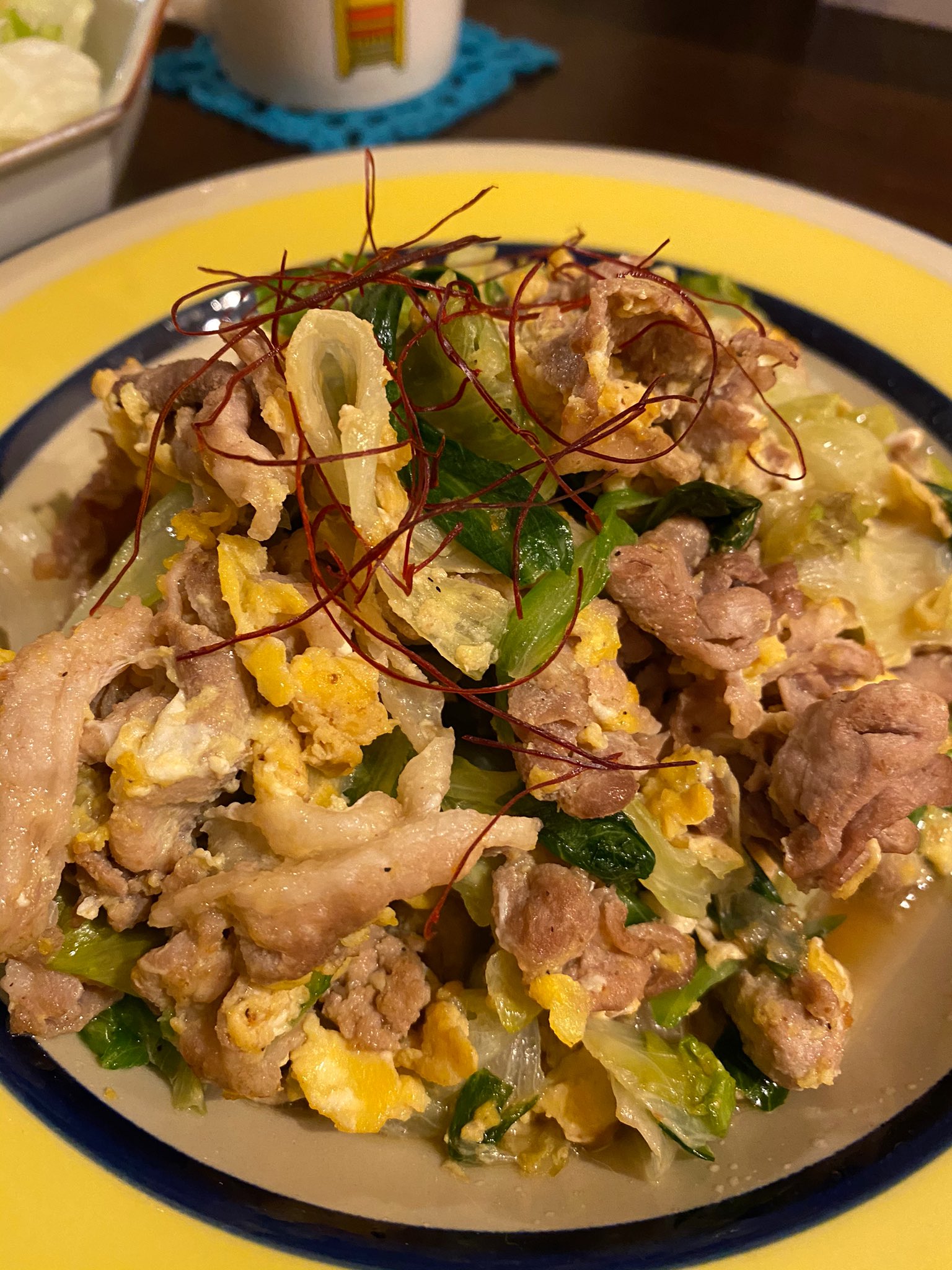 Tomomi Nakao ねぇさん サラダのあまりレタス半玉を 豚肉と卵と炒めたやつ 歯ごたえ良くて無限に食べられる お皿は ルッコラのパスタの時と同じ T Co Wnjljr9rks Twitter