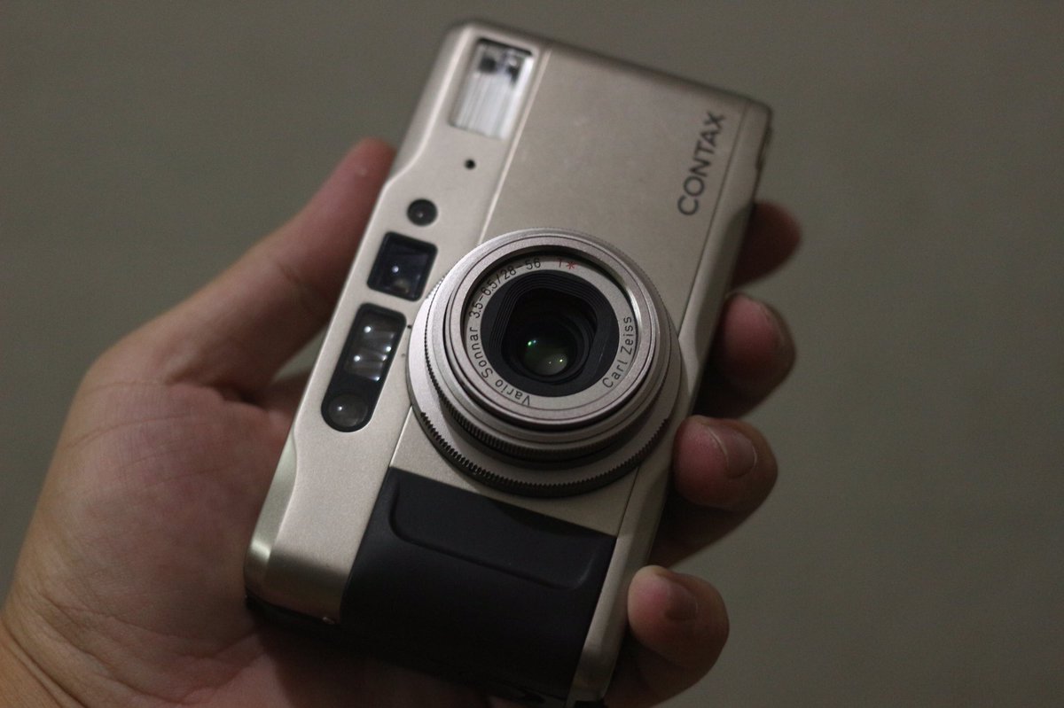 Poonee5's tweet photo. Contax tvs ii คอมเเพ็ค premium
(ทำงานเต็มระบบ)
-เเฟลชติดทุกปุ่มใช้ได้ซูมเข้าออกปกติเลนส์ใสไม่ราฝ้าตัวนี้พิเศษมี data back สภาพมีรอยตามการใช้งาน ยางหลังมีรอยพอสมควร ราคา 9800 รวมส่ง #กล้องฟิล์ม #กล้องฟิล์มมือสอง #กล้องฟิล์มคอมแพค #contaxtvsii https://t.co/zF1piz26J4