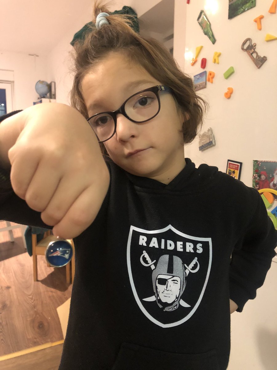 TonciRestovic's tweet photo. #onokad teta iz vrtica ide razveselit poklonom, a Pauto pristojan pa se zahvali 😜 #anyoneButPatriots #RaiderNation https://t.co/bAdDOAOqm2