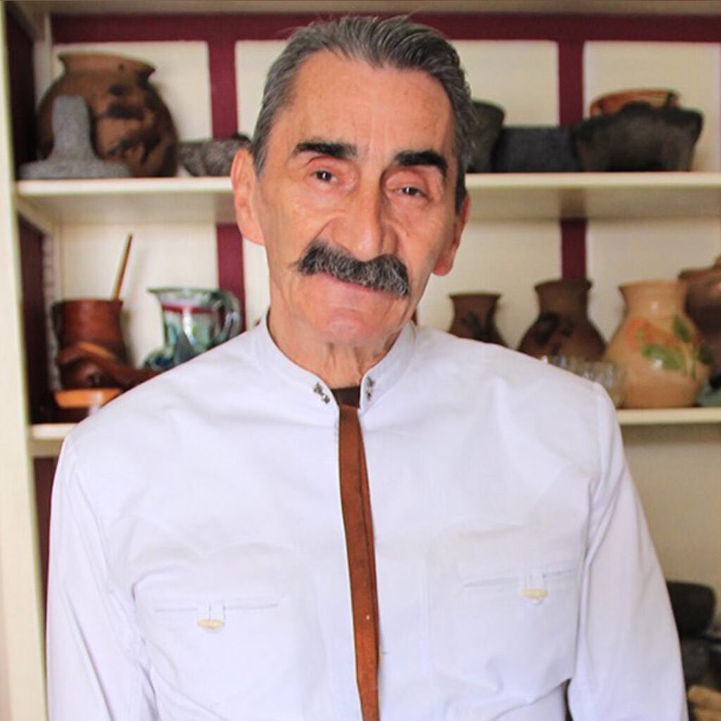 PabloHdezdeAlva's tweet photo. Gracias por enseñar a estas manos a comunicarse con el corazón y transmitir cariño y pasión a los alimentos.  Fuiste mi Maestro y Mentor. Gracias de todo corazón a ti Yuri y a ti Mundo. Descansa en paz
#sinmaiznohaypais #hagamospais #labombilla #esgamex #yuridegortari #yuriymundo https://t.co/yFpoxWs8Gn