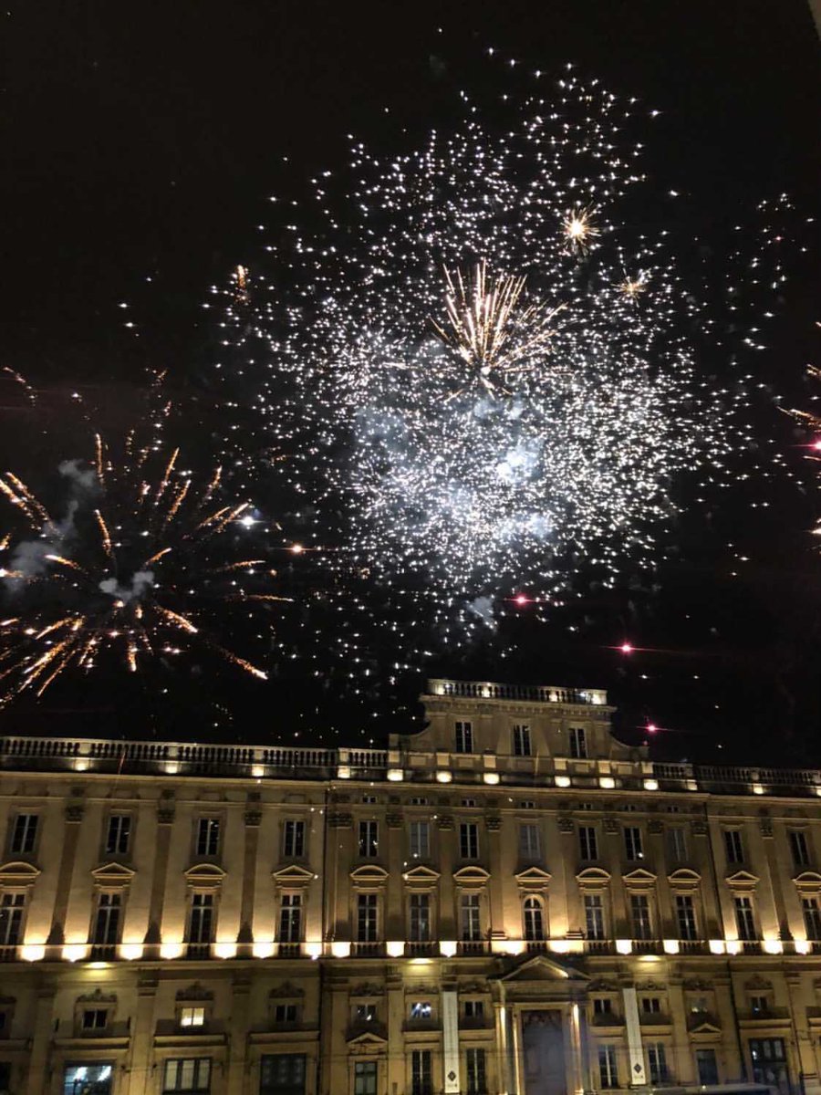TwelveWorldMag's tweet photo. 09/12 🇫🇷 #CalendrierDeLavent #Noel      ☃️ 🎄

Hier, la ville de Lyon a vu dans son ciel un incroyable feu d’artifice aux alentours de 21h en pleine fêtes des Lumières. https://t.co/yrwcqX6HgN