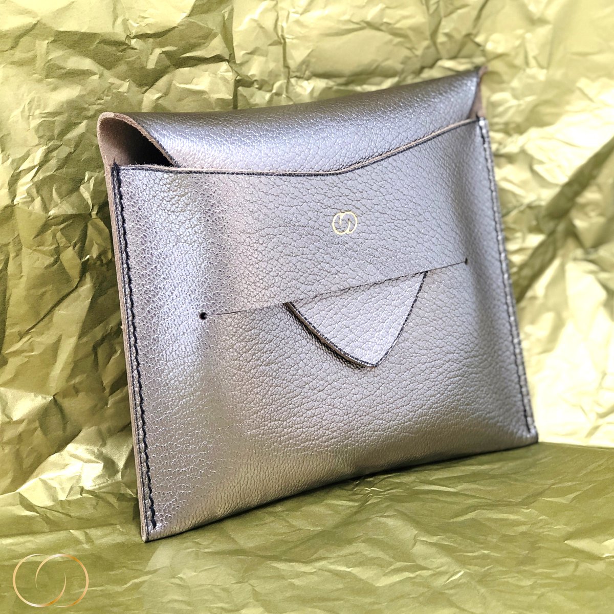 moon_monaco's tweet photo. When Fine Jewellery meets Pet Accessories
Each dog collar is wrapped into this gorgeous artisan-made metallised leather envelope
#DogsofTwitter #DogLovers #MoonMonaco #FineJewelleryForPets #18CaratGold #Leather #metallisedleather #leatherenvelope #Handmade #Puppy #Notforhumans https://t.co/Opqm8fyAtW