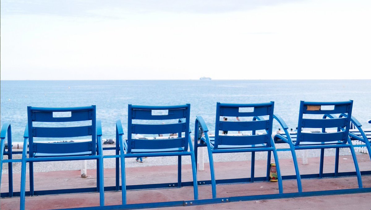 Ze staan er weer, die beroemde ‘chaises bleues’ op de Promenade des Anglais in Nice, zeezicht. Voorlopig nog maar weinig, voornamelijk ter hoogte van het al even fameuze hotel Negresco.  #blauwestoeltjes #Nice #PromenadedesAnglais kijkzuidfrankrijk.com/2020/12/09/les…