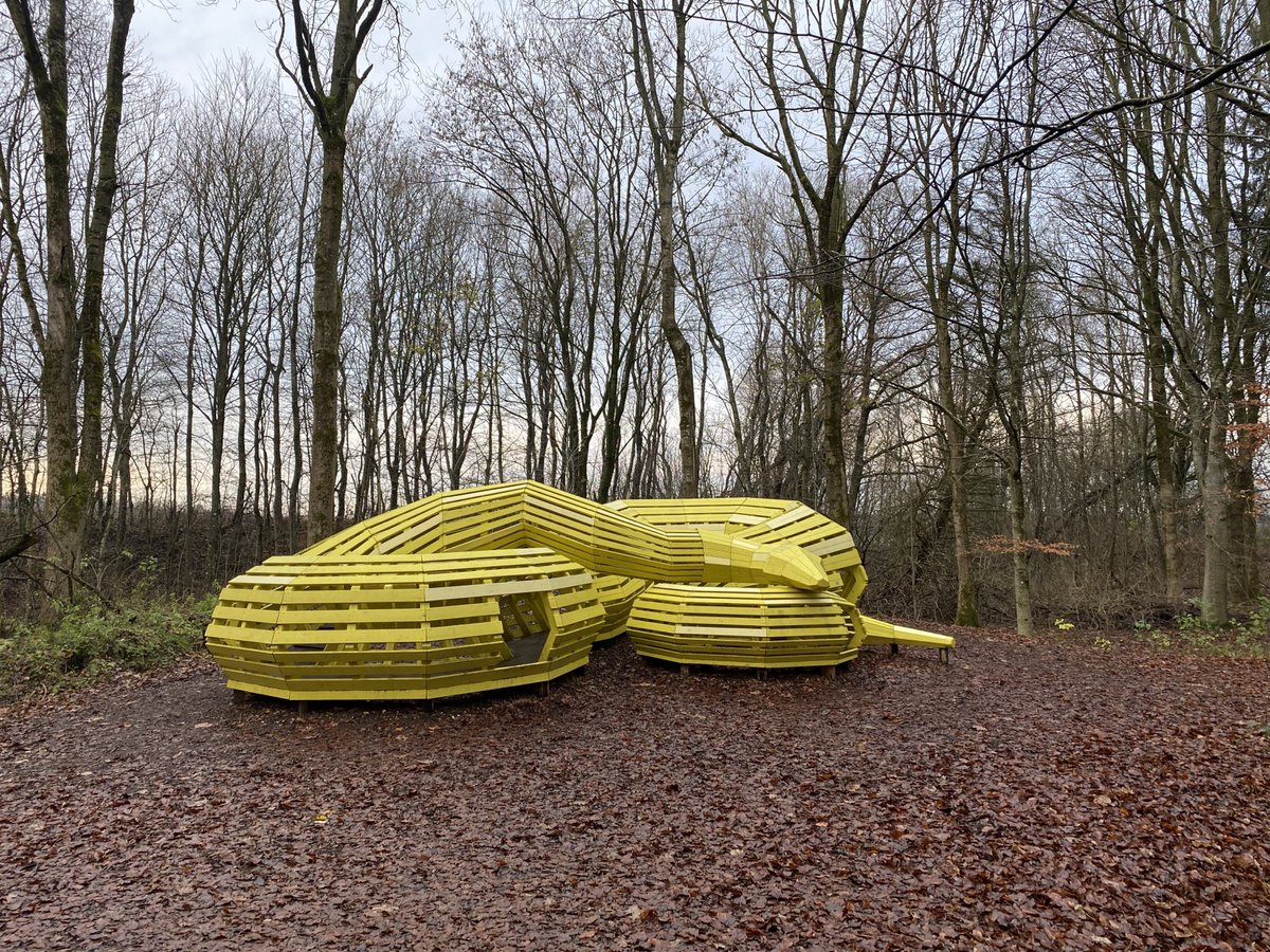 Kulturelt mødested under åben himmel. 
Stemningerne skifter og jeg møder både gamle kendinger og nye værker i proces. En tur i skoven hvor natur og kunst spiller sammen.  En herlig dag med Skovsnoen! 
#dethandlerommødesteder #loa-fonden