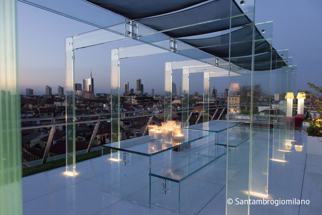 pilkingtonglass's tweet photo. #GlassisBeautiful
Night view at La Terrazza in Milan 😍 with pergola and #furniture made of our extra clear Pilkington Optiwhite™ by Santambrogio Milano. 🇮🇹

#design #terrace #furnituredesign #pilkington #optiwhite #extraclear #architecture #transparency https://t.co/RLWd30Vu9p