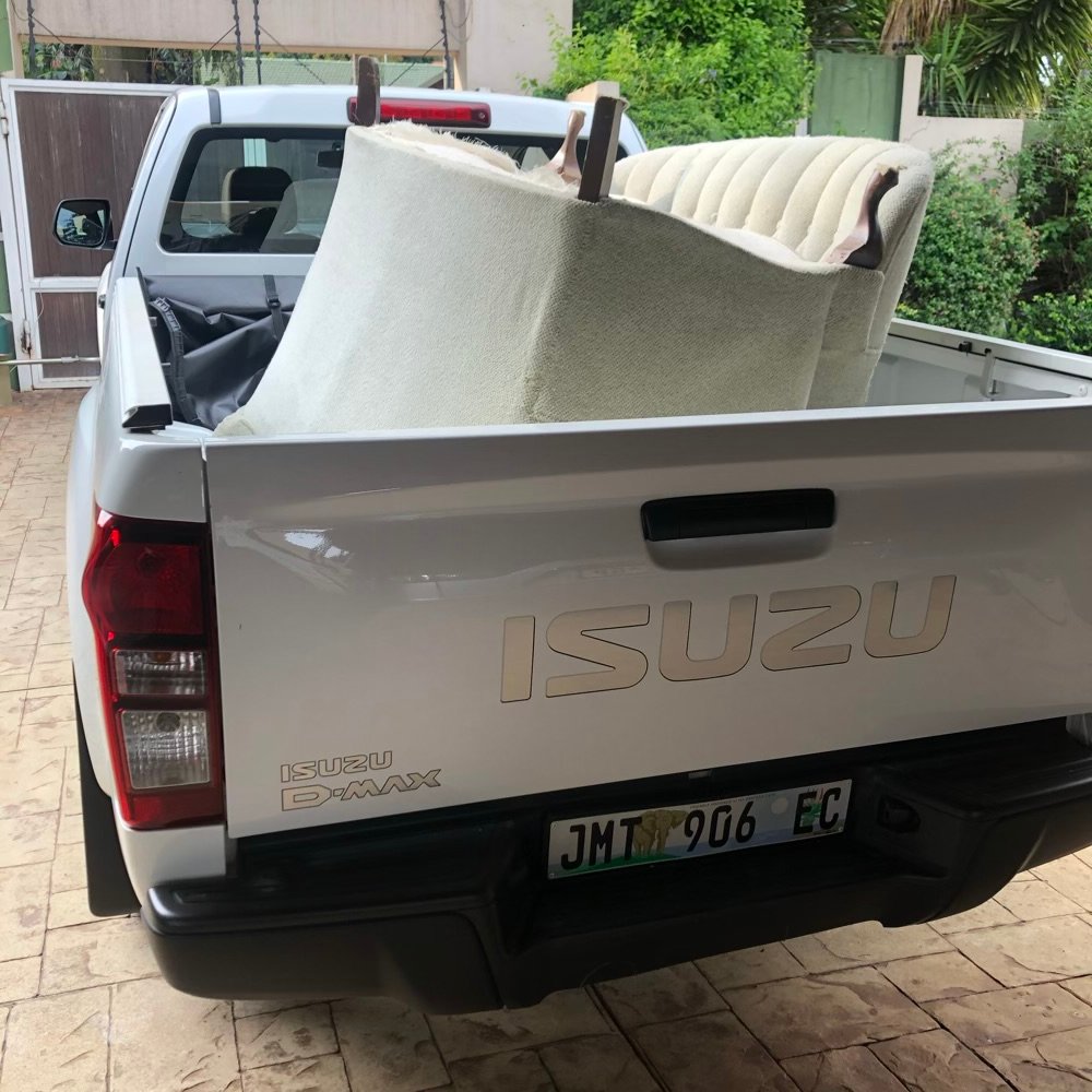 SpikeTheCarGuy's tweet photo. Day 3: @isuzusa D-MAX 250 diesel packs 100kW / 320Nm, gearbox is 6-spd auto. No real driving thrills (or frills), but carries 1.1 tons, tows up to 2,1. Won’t help you with questionable taste in furniture, but will move it with ease!

#isuzu
#dmax
#5DayTest
#EatSleepDriveRepeat https://t.co/jft6ijVNFa