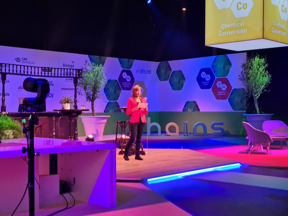 KNCVchemie's tweet photo. And the winner of the CHAINS Pubquiz 2020 is....Nanda uit 5 havo. Congratulations!
Find the scores of all participating teams via this link: https://t.co/2Fp8sS3d5z
#chains2020 @NWO_Science @ChemistryNL #chemistry https://t.co/2CL7Smk9b2