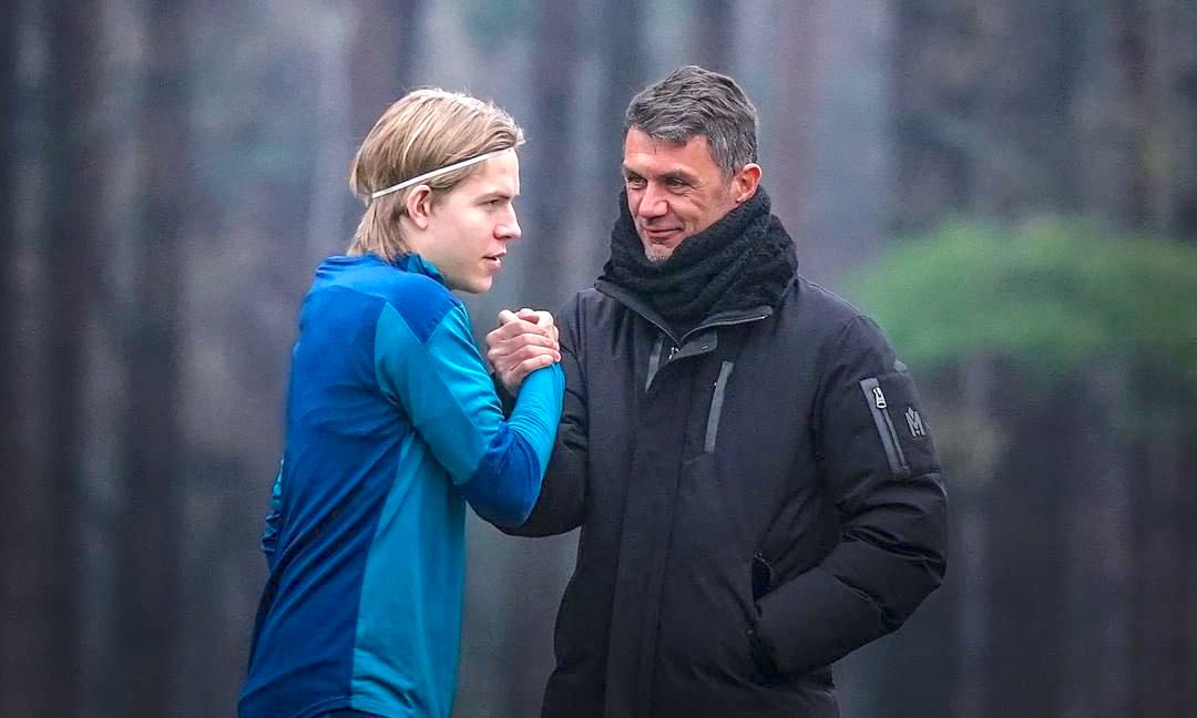 acmilan_sa's tweet photo. Find yourself someone who looks at you the same way Maldini looks at Jens Petter Hauge https://t.co/yaNdXrv9w3