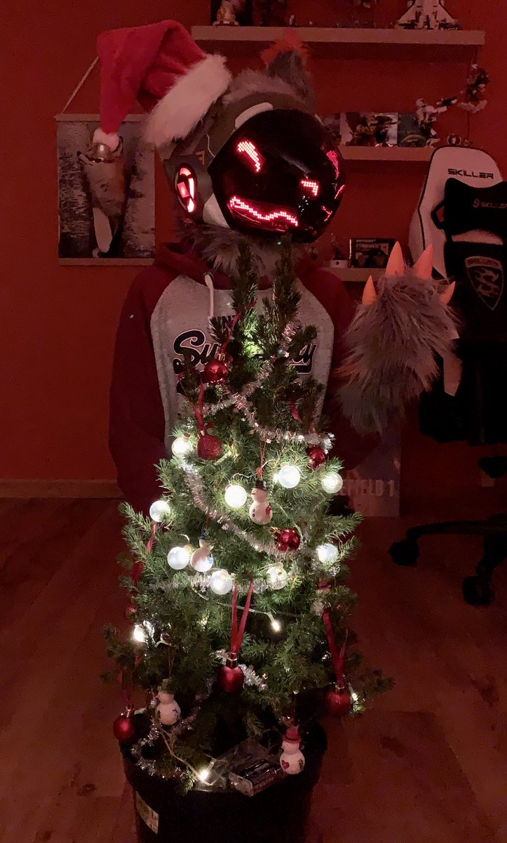 It’s almost that time of the year again! Also decorating a Christmas tree with claws is difficult.. >w<