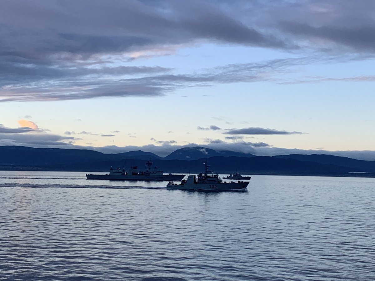 Time for some  #OOWManoeuvres !  #HMCSWhitehorse  @HMCSNCSMCalgary and  @Hmcs_nanaimo take station in a line abreast on  @HMCS_NCSMRegina Despite having the farthest to go, NAN was first to station #GreatNavyDay  #TridentFury20