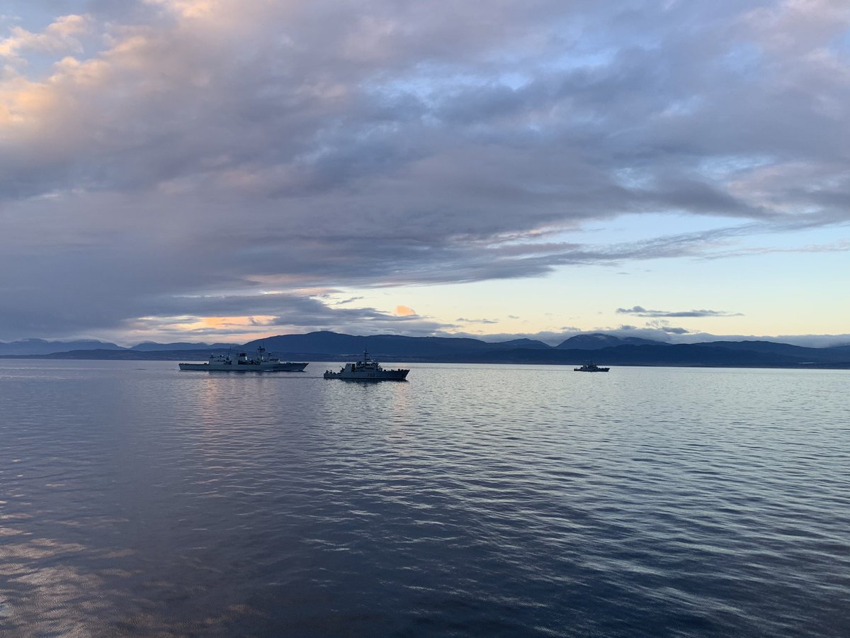 Time for some  #OOWManoeuvres !  #HMCSWhitehorse  @HMCSNCSMCalgary and  @Hmcs_nanaimo take station in a line abreast on  @HMCS_NCSMRegina Despite having the farthest to go, NAN was first to station #GreatNavyDay  #TridentFury20