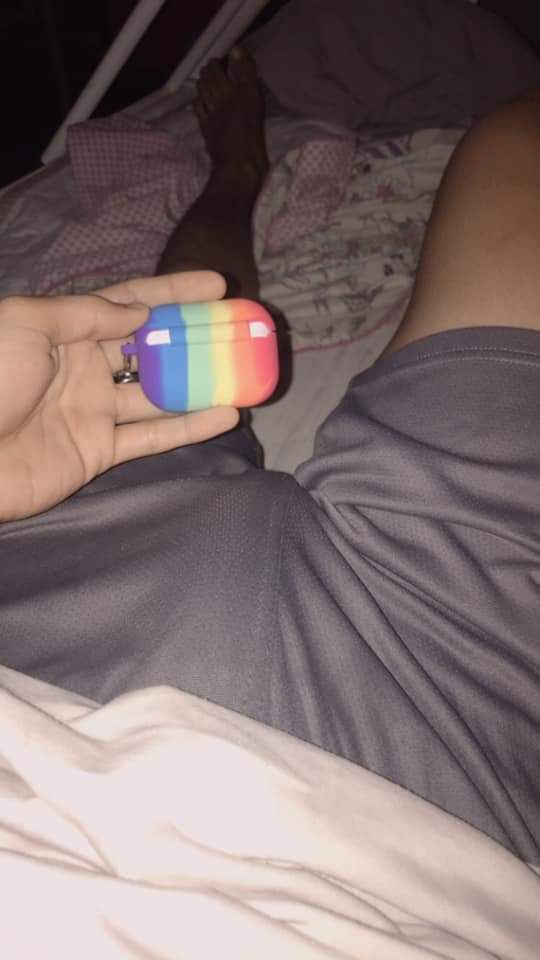 markklee_15's tweet photo. FLEX KOLANG YUNG BAGO KONG AIRPODS🏳️‍🌈 https://t.co/GOmgxj5pgf