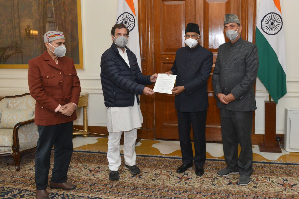 A delegation from the Indian National Congress comprising @ghulamnazad , @adhirrcinc l and @RahulGandhi called on President Kovind at Rashtrapati Bhavan @rashtrapatibhvn 

#RashtrapathiBhavan