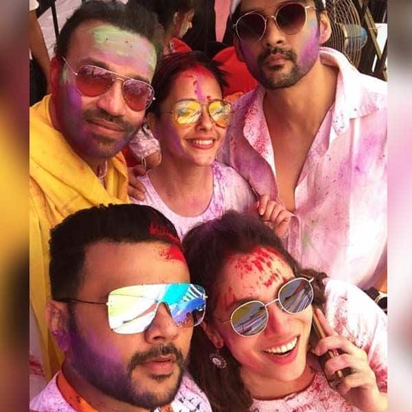 Vicky Jain was introduced to Ankita on the Holi Party of 2017.By this time she had moved on from Sush and was shooting for Manikarnika. Hmmm ... time for some Romance ......