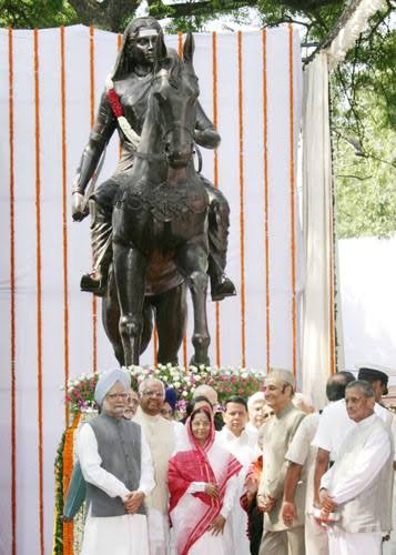 श्रीमती,प्रतिभाताई पाटील यांच्या हस्ते राणी चेन्नम्मा च्या मूर्तीचं अनावरण करण्यात आलं.