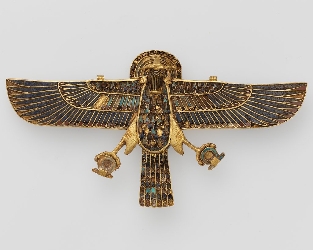 [#UnJourUneOeuvre]
Ce pendentif a la forme d'un rapace à tête de bélier. L'or est pur à 99,5%. Les incrustations sont faites de pierres semi-précieuses : turquoise, lapis-lazuli et cornaline.
☛ bit.ly/2vvlnlO
#AntiquitésEgyptiennes