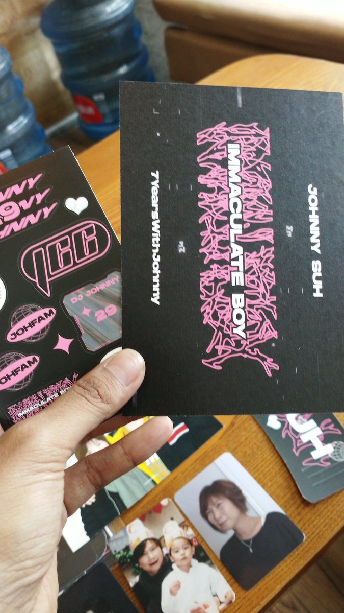 ZEUSE0's tweet photo. Thanks to @sentimental_209 ueueue
Btw mau hilap tp belom pelunasan 😭😭
#7YearsWithJohnny
#쟈니와쟈팸
#JOHFAMLOVEJOHNNY
#JohnnyImmaculateBoy https://t.co/tR8YMt2zNG