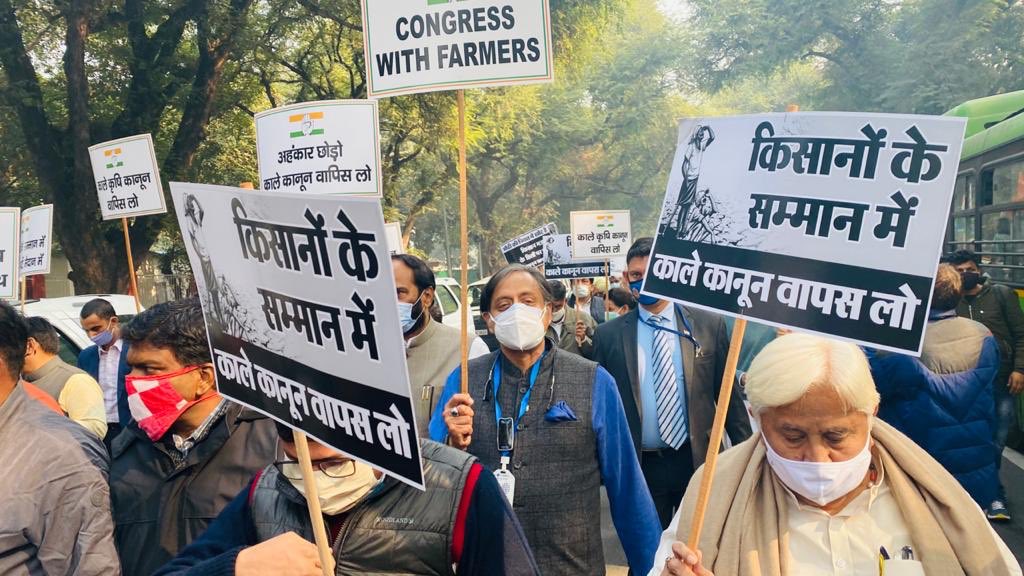 Congress MPs gathered in solidarity with our farmers at ⁦<a href="/INCIndia/">Congress</a>⁩ HQ in Delhi. Since we were not allowed by the authorities to march to ⁦<a href="/rashtrapatibhvn/">President of India</a>⁩, we took to the streets to voice our concerns, before a Delegation of three went to meet the President.