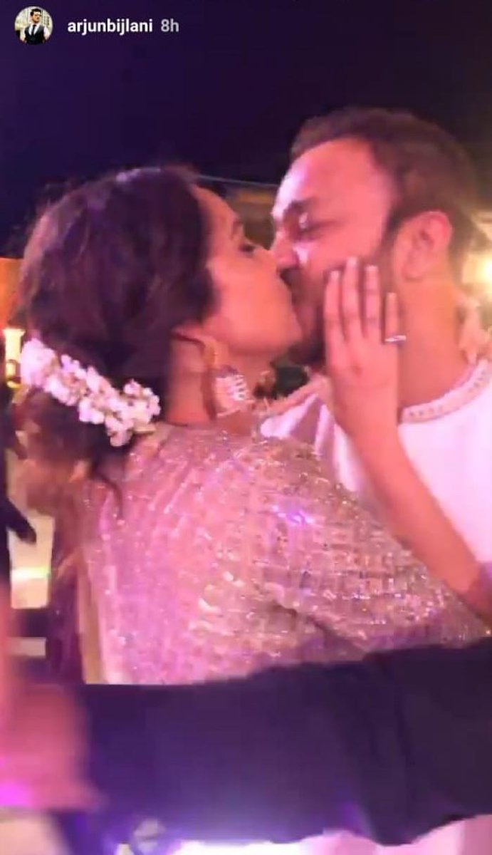 Same year 2019AL kisses Vicky in a wedding ceremony and declared the love officially. Video and pics goes viral.Wow... this is getting super interesting..