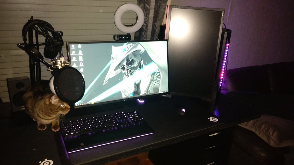 YnxFPS's tweet photo. Couldn't sleep so spent the night doing a complete setup overhaul to make space for incoming streaming equipment. Now I can bring my main screen close while still able to read the 2nd one https://t.co/6l18I3vJHo
