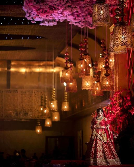 VarmallaTLW's tweet photo. The bride is all about being royal and classic, as she awaits her beautiful journey to start under this majestic setup.
.
#varmalla #varmallaofficial #varmallaweddings #vintage #royalweddings #destinationweddings #luxuryweddings #phoolonkichadar #decorinspo #weddingdecorations https://t.co/sdW77T5mVl